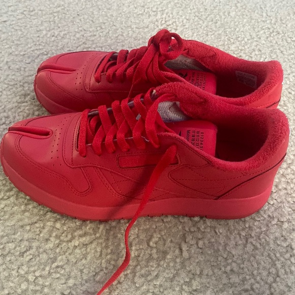 Reebok - Picture 1 of 3